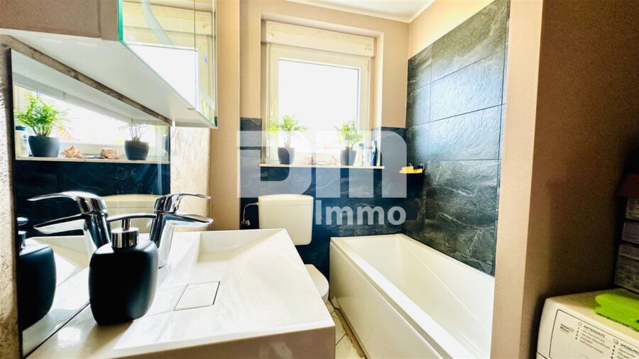 Schöne modernisierte 4 Zimmer Wohnung mit Balkon und Garage - Badezimmer - Badewanne / Waschmaschinenanschluss